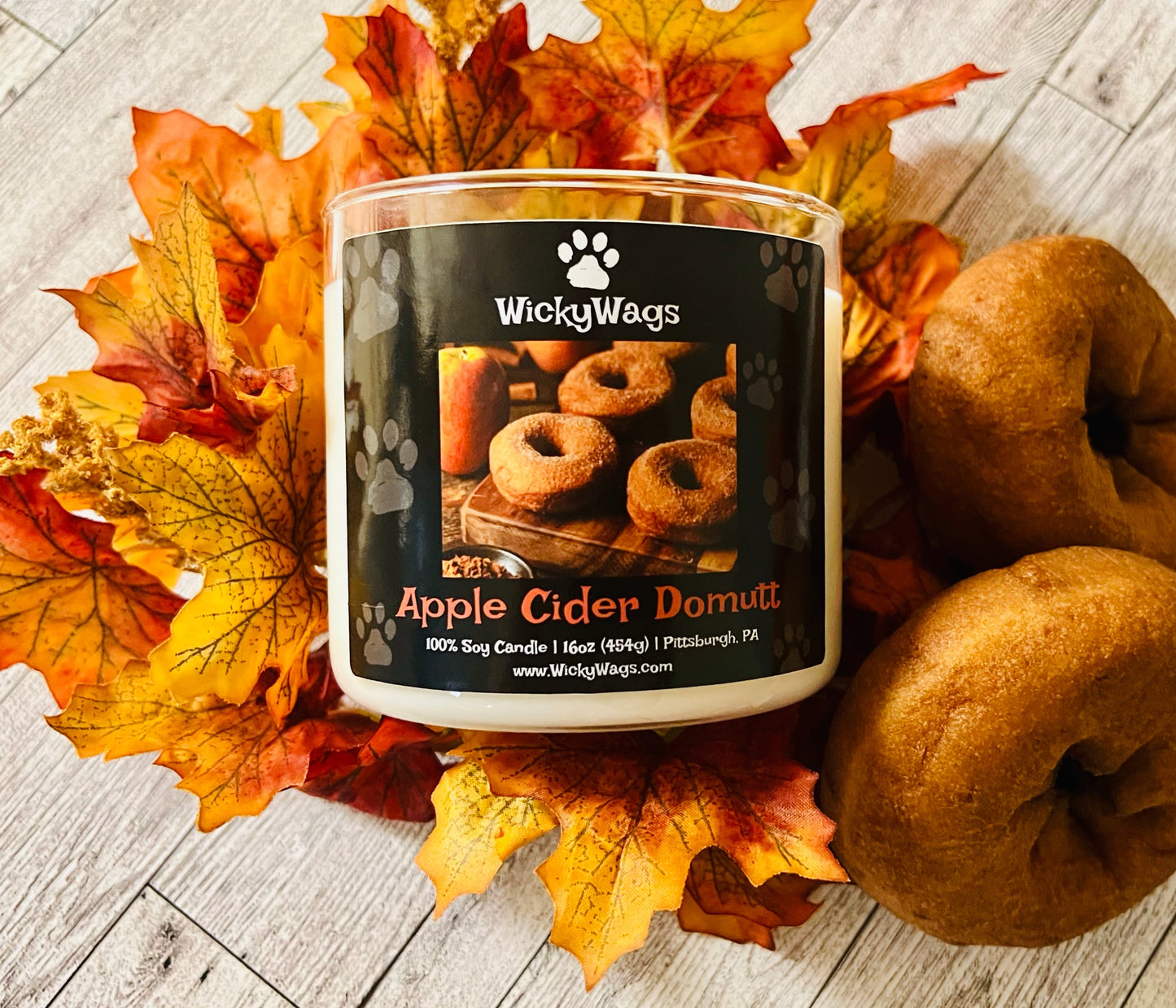 Apple cider donut fall candle.